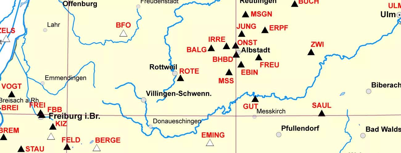Kartenausschnitt mit Erdbebenstationen (schwarze Punktsignaturen, rote Beschriftung)