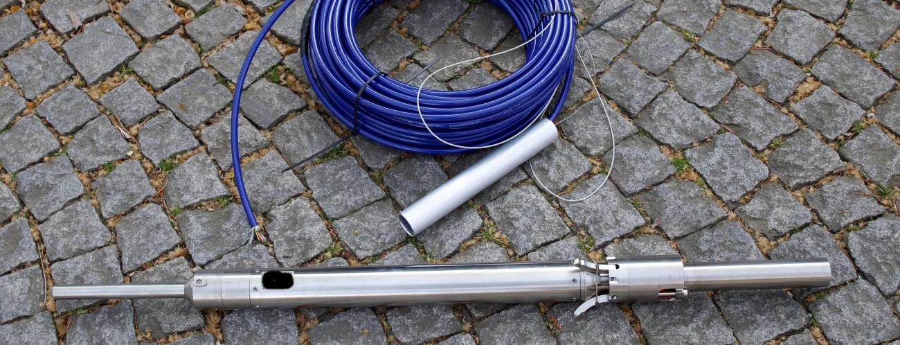 Bohrlochseismometer mit Übertragungskabel zur Aufzeichnungseinheit